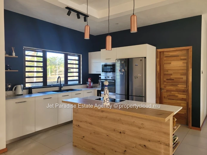 Modern Villa of 4 Bedrooms– Gated Community in Flic en Flac