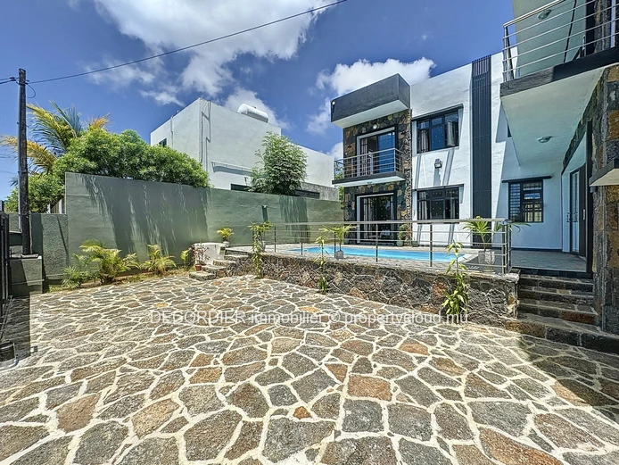 Appartement avec piscine commune