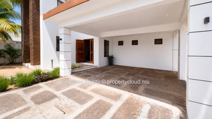 Luxury 4-Bedroom Villa for Rent in a Prestigious Resort Estate - Grand Baie
