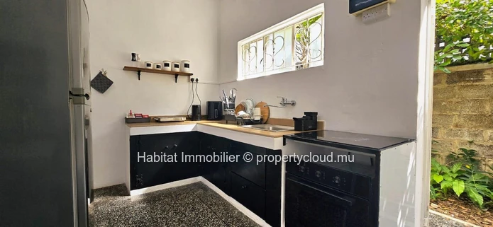 A louer : Charmante maison meublée et équipée de 105 m² sur un terrain de 100 toises à Roches Brunes