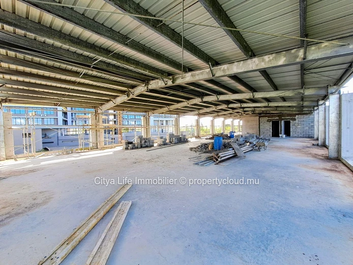 Batîment commercial à louer à The Vale, 1600m², Rs 600 000 + TVA.
