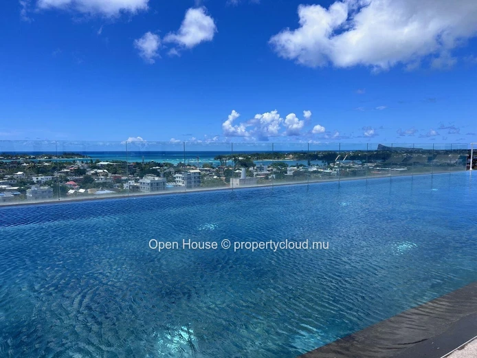 Appartement de deux chambres en suite au coeur de la croisette à Grand Baie. Piscine.