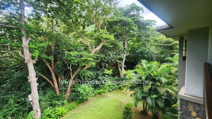 Appartement meublé 3 chambres à louer à Moka (172m²). Magnifique environnement donnant sur la rivière. Ref 16186.