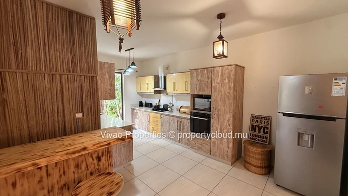 Appartement de 3 chambres en R+2 à vendre à Flic en Flac avec piscine0 Rs