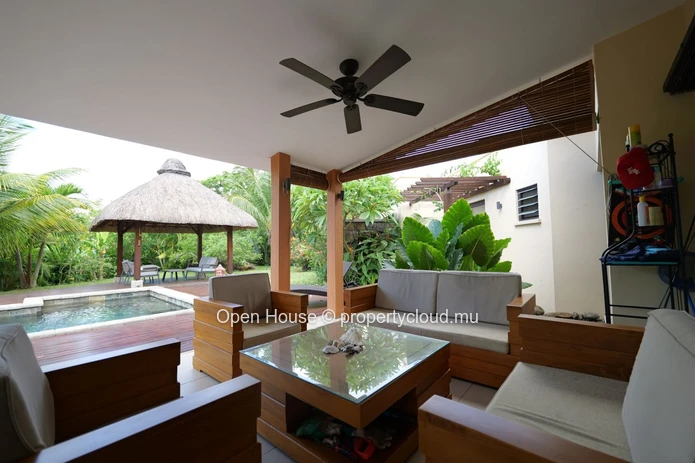 Villa à vendre à Rivière Noire, 320m² habitables, terrain de 1.470m², 5 chambres, bureau, piscine privée. Prix : 900 ...