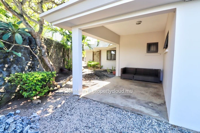 Traditional Duplex Villa in Grand Gaube with 4 bedrooms, private pool, sea view, and spacious yard. Fully furnished a...
