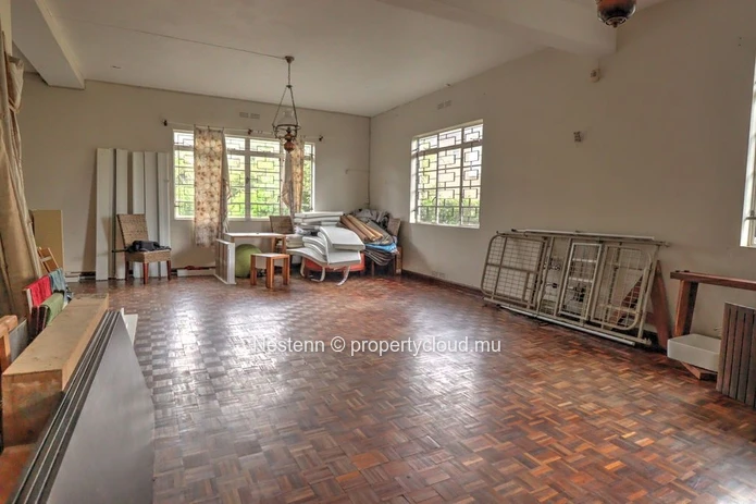 Traditional house with independent studio 