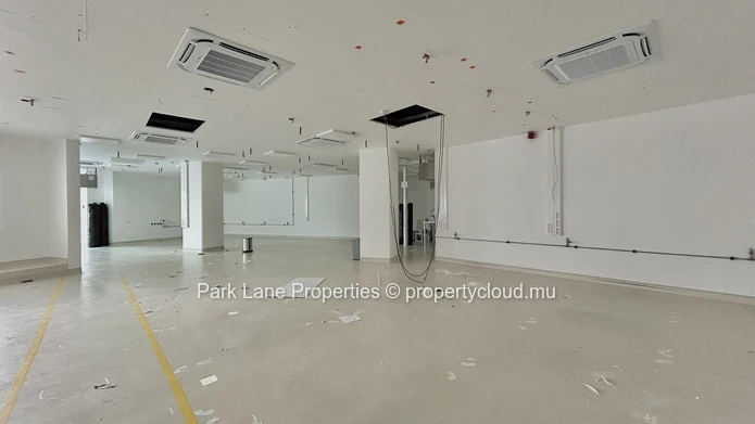 Espace de bureaux stratégiquement positionné au rez-de-chaussée à Ebene