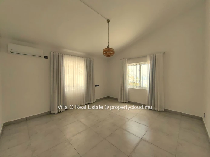 Dispo au 15 Janvier. Jolie pieds dans l'eau privatif pour cette belle villa spacieuse, fraichement rénovée, fonctionn...