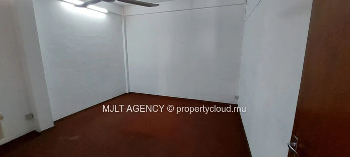 Commercial building - 502 m² Port Louis, North