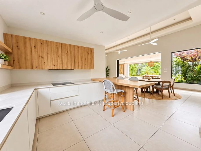 Une Villa Au Charme Naturel, Ouverte Sur Le Jardin