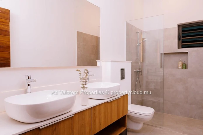 À Vendre – Villa neuve sécurisée, 4 chambres, à deux pas de la ville et de la forêt
