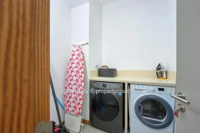 À vendre : Triplex de 3 chambres avec piscine commune à Pereybere, Île Maurice