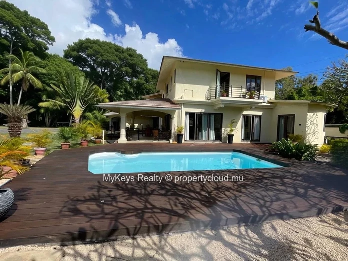 Piscine Privée - Grand Jardin Arboré - Entièrement Meublée - Environnement Paisible