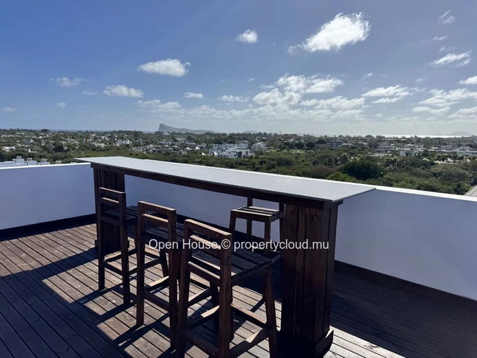 3-bedroom penthouse with private pool for rent in Péreybère