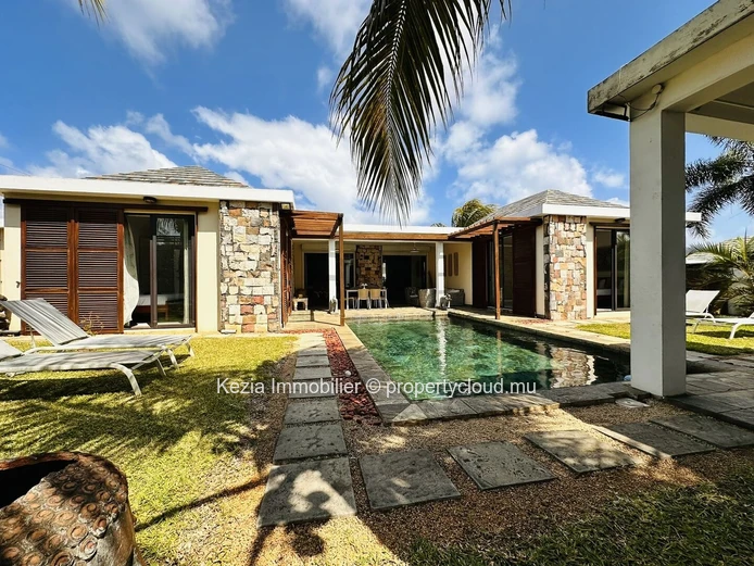 Single-Story Villa With A Tropical Flair