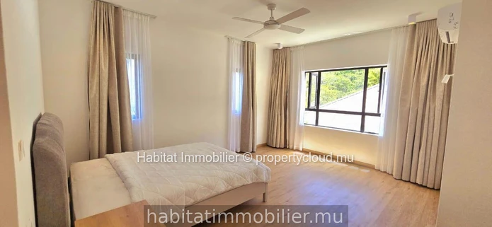 Découvrez ce magnifique appartement de 199 m², meublé et équipé, situé à Moka. Profitez d'une vue spectaculaire et di...