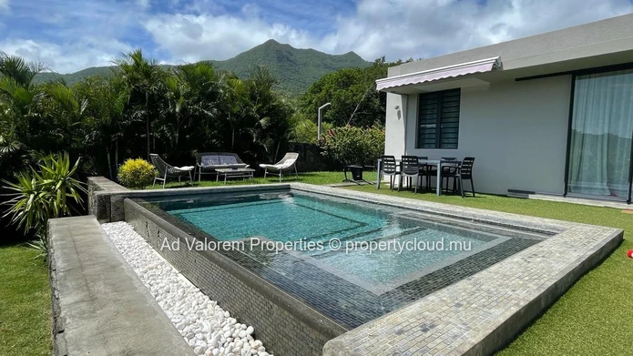 À vendre, magnifique propriété avec 2 maisons et piscine dans L'Ouest.