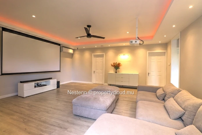 4-bedroom house  with secure garage and mountain view