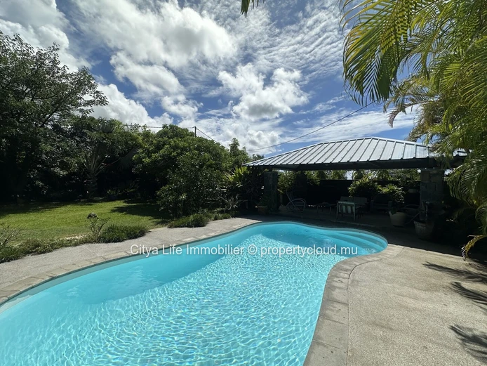 Maison d'architecte 4 chambres avec piscine à vendre à Calodyne