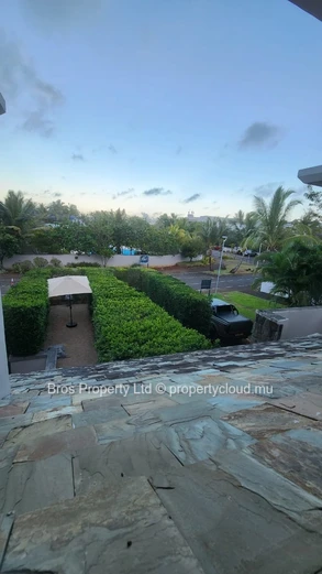 Luxueuse et moderne maison de ville de 4 chambres à louer à 90 000 Rs/mois - Azuri, Roches Noires