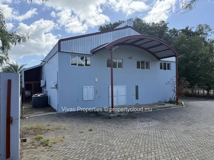 Entrepôt industriel à vendre à Pailles, superficie de 1580m²  sur un terrain de 2533m² avec option d'aménagement supp...