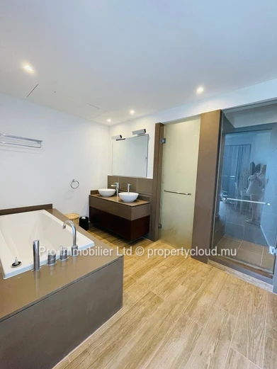 Vue imprenable sur l’océan depuis ce luxueux appartement de 3 chambres en suite au premier etage , entièrement meublé...