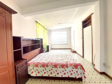 6 Bedroom House