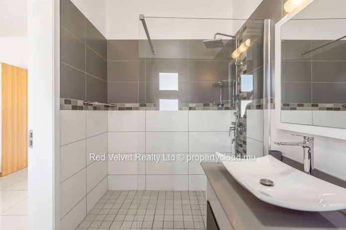Beachfront Penthouse with Sea View – 3 Bedrooms – Flic en Flac