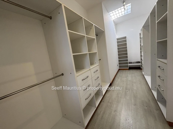 Magnifique Maison Familiale avec de Vastes Espaces de Vie Extérieurs.