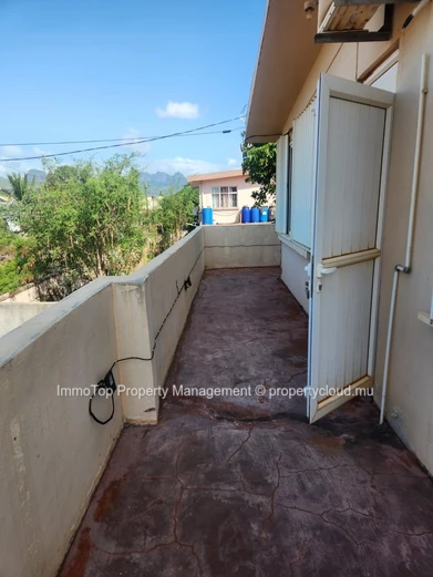 Maison à vendre à Baie du Tombeau dans un quartier calme et résidentiel.