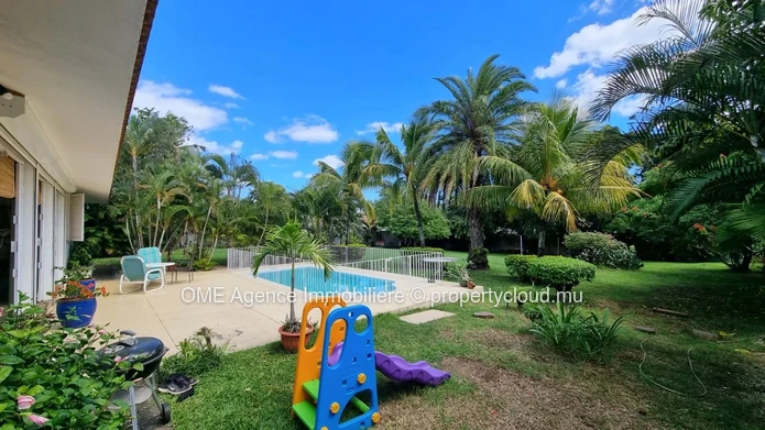 Authentique maison mauricienne sur un vaste terrain tropical avec piscine