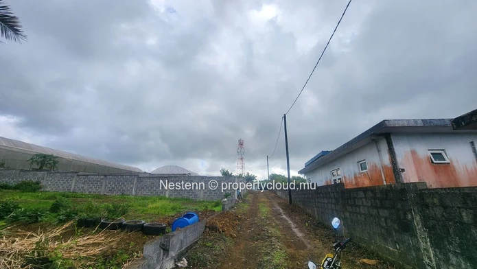 Discover this plot of land in Mont Ida 363.5 m² close to bus stop and shops perfect for your future project.