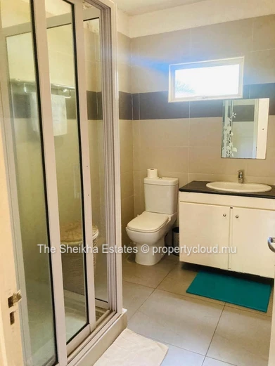 Charmant Triplex de 4 Chambres à Louer | Flic en Flac | 