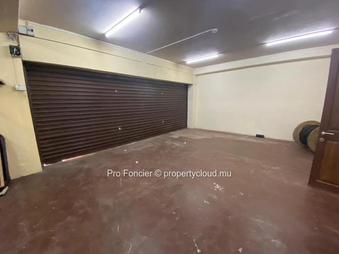 Office for rent in Trianon - Warm and Accessible 151 m² Office Space for Rent with Parking & Highway Access.