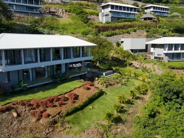 Contemporary villa with breathtaking lagoon views in Rivière Noire