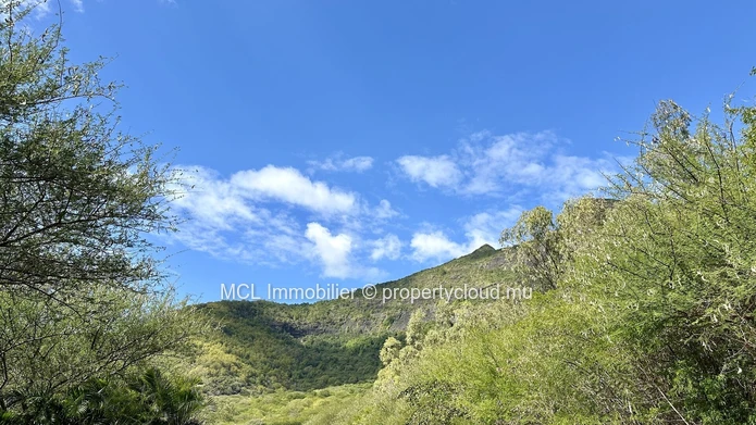 Residential land of 1,712.78m2 in Pailles