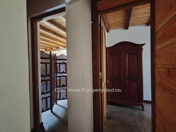 MAURITIAN VILLA for sale in Tamarin, Black River. 390m², 4 bedrooms, private pool, equipped kitchen, garden. 