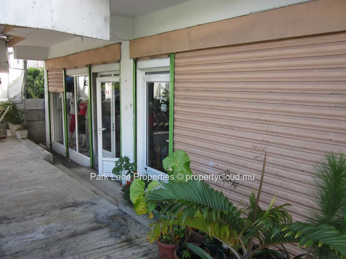 Situated on a busy road in Floreal