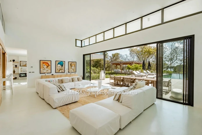 À Vendre : Villa Contemporaine de Prestige de 5 Chambres à Tamarin, Île Maurice