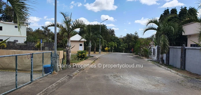 Terrain de 1418m2 à vendre dans le Morcellement Domaine Les Cascades, Arsenal (Mandat exclusif)