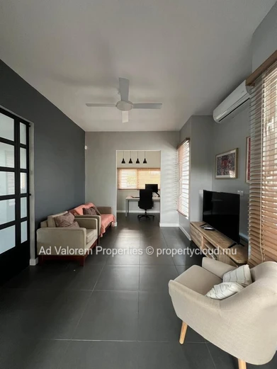 For Sale – Elegant architect-designed villa of 200 m² in Albion