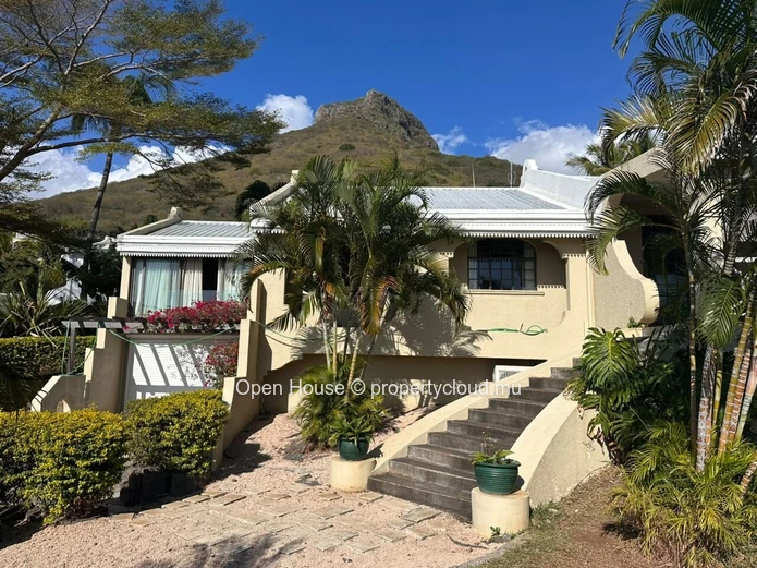 Villa avec piscine et jardin à vendre à Rivière Noire