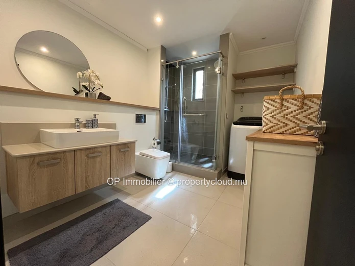 Appartement R+2 à vendre à Flic en Flac, 102m², 3 chambres, piscine commune, vue mer, meublé, parking. Prix 550 000 €.