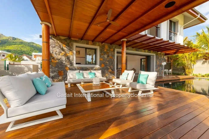 Luxury Villa with Private Mooring for Sale | La Balise Marina – Black River