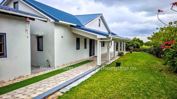 VENTE - Villa de Prestige avec Piscine – 3 Chambres à Mont Piton