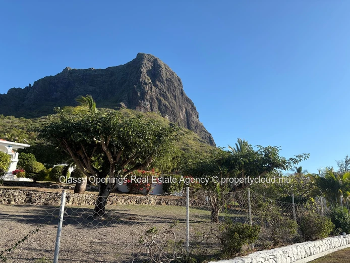Le Morne 2018 m² Plot — Iconic Mountain & Sea Views