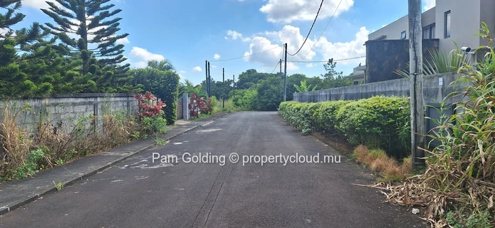 Compact Residential Plot for Sale in Plaines de L’Hermitage – Ideal for Modern Living