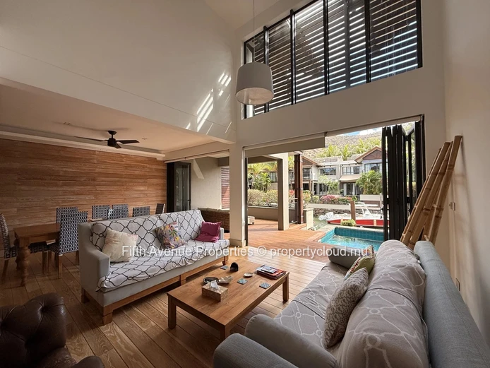 Élégant duplex en bord de canal avec piscine privée et point d'amarrage, La Balise Marina