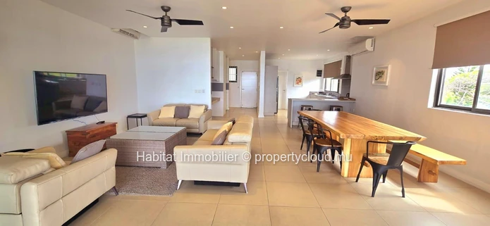 Découvrez ce sublime penthouse pieds dans l'eau de 210 m², entièrement meublé et équipé, situé à Pointe aux Biches. U...